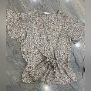 Sienna Sky Flutter sleeve blouse size small black and cream EUC